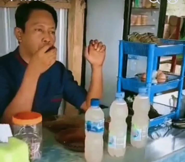 Salah seorang pengendada, Muslimin beristirahat sejenak sembari menikmati kuliner khas Gogos dan tuak manis di salah satu warung di Desa Lattekko Kecamatan Awangpone