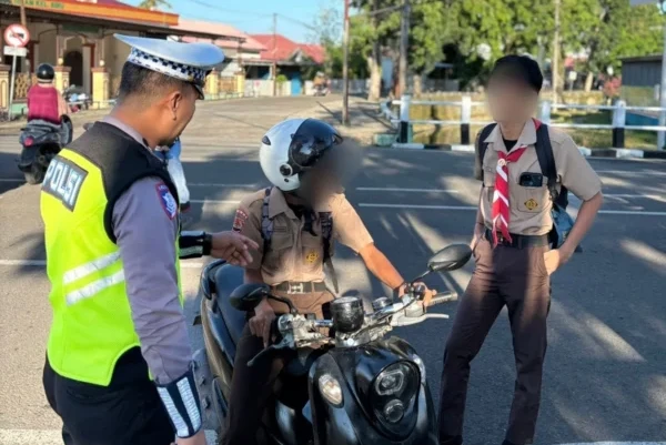 Satuan Lalu Lintas Polres Bone edukasi masyarakat pengendara motor pentingnya menggunakan helm