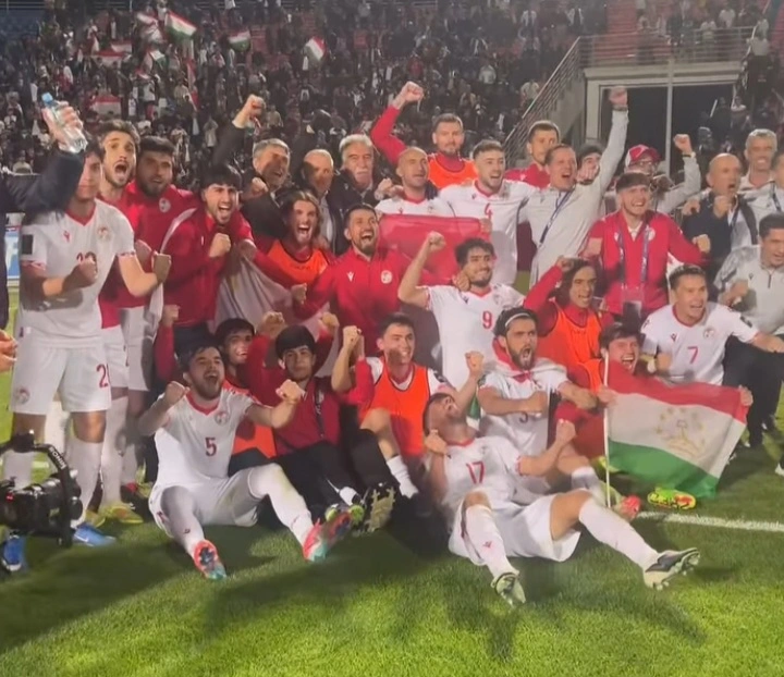 Selebrasi para pemain Tajikistan setelah menahan Filipina 1-1memastikan langkah menuju Piala Asia 2027 di Arab Saudi. dok/tajikistanfootball