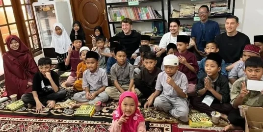 Aksi mulia Jay Idzes, Kevin Diks, dan Ole Romeny mengunjungi panti asuhan di Jakarta sebelum kembali ke Eropa. dok/anksinyatafoindation_pakubowono