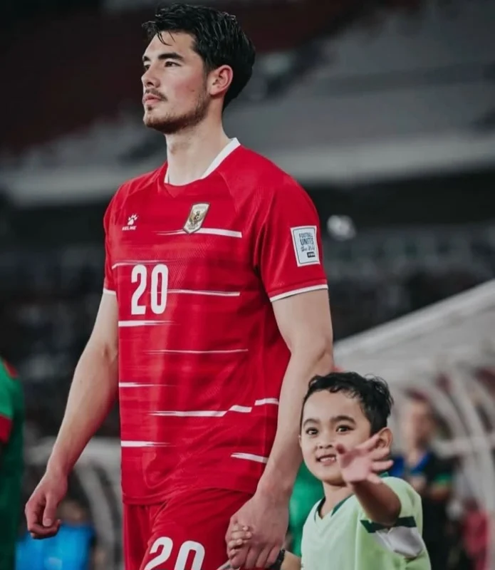 Momen Elkan Baggott memposting dirinya mengenakan jersey Timnas Indonesia ini disambut hangat oleh suporter Garuda. dok/elkanbaggott