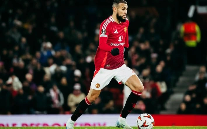 Bek Manchester United, Noussair Mazraoui, mengungkap rencana pensiun usai Piala Dunia demi fokus menghafal Al-Qur’an dan menjadi imam masjid. Dok/nousmaz97