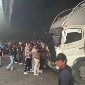 Detik-detik mahasiswa menghadang truk di flyover Makassar viral di media sosial. dok/tangkapanlayar