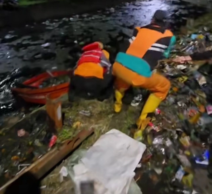 Aksi cepat petugas BPBD Makassar dan warga membersihkan kanal penuh sampah di Karuwisi viral di media sosial. dok