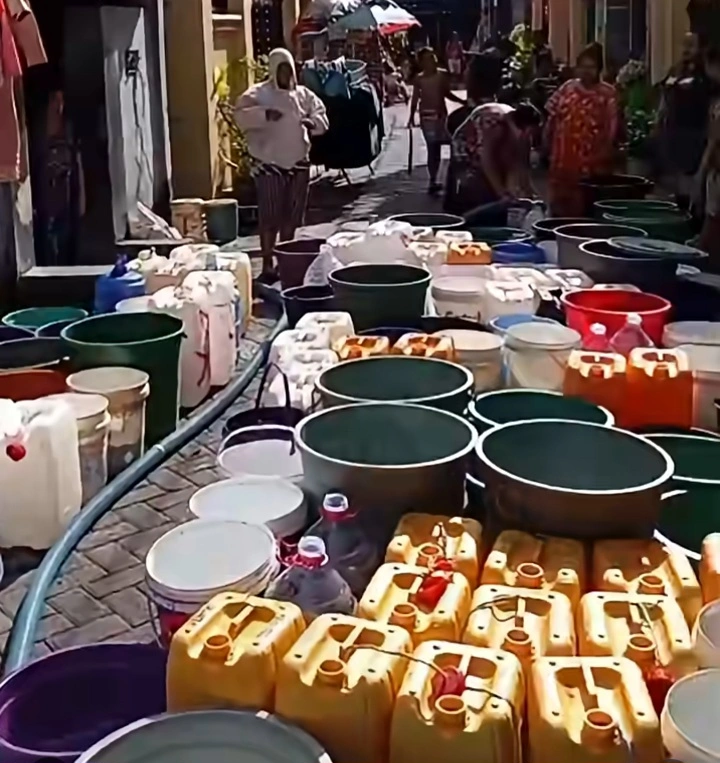 Warga di Jalan Kerung 2 Lorong 47B antre berjam-jam hanya untuk mendapatkan air bersih. dok/makassariinfo