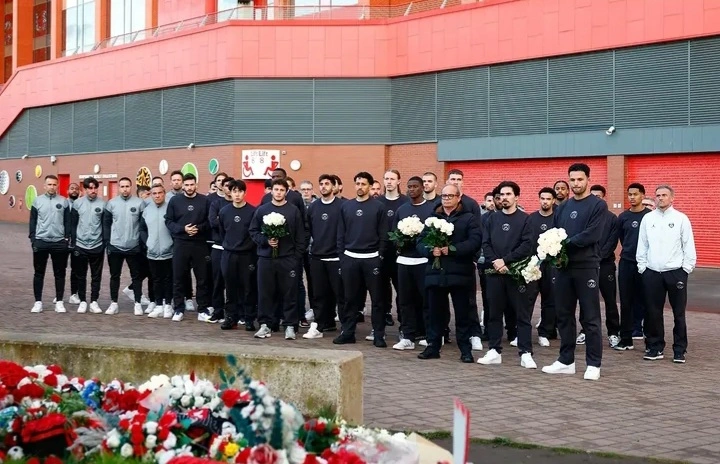 Pemain PSG menggelar penghormatan untuk korban Tragedi Hillsborough dan mendiang Diogo Jota.
