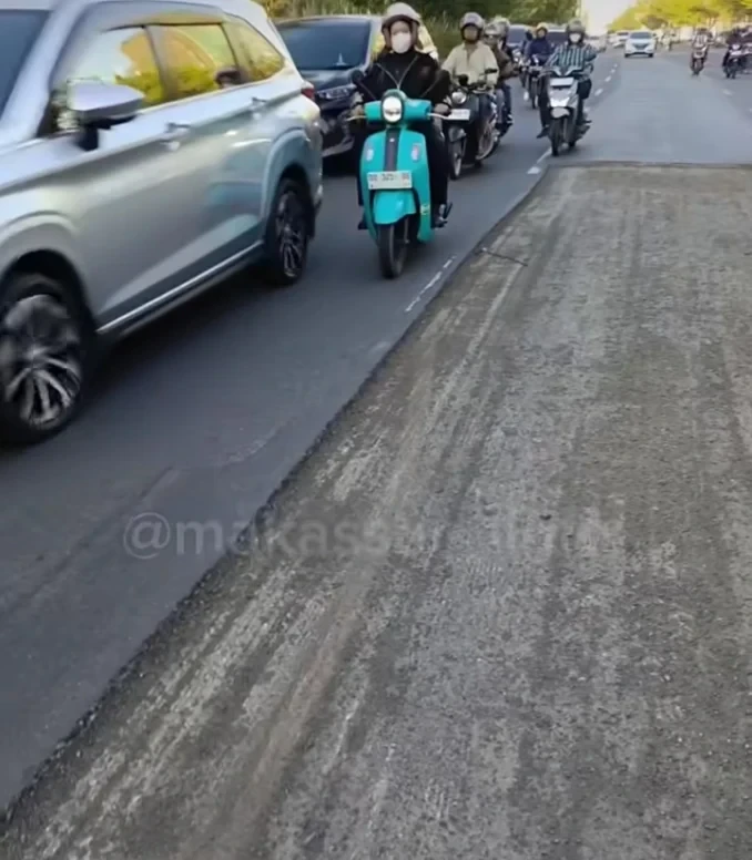 Jalan Rusak Tanpa Peringatan Picu Bahaya