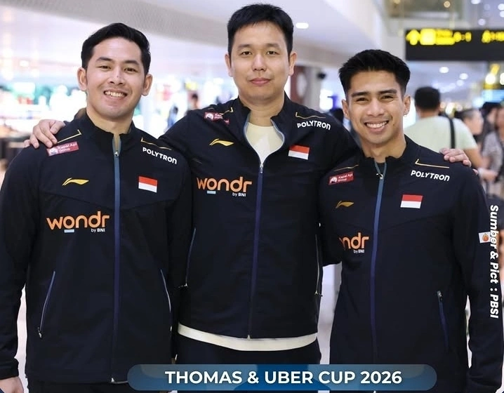 Hendra Setiawan (tengah) resmi beralih peran menjadi pelatih Tim Thomas Indonesia. dok/pbsi