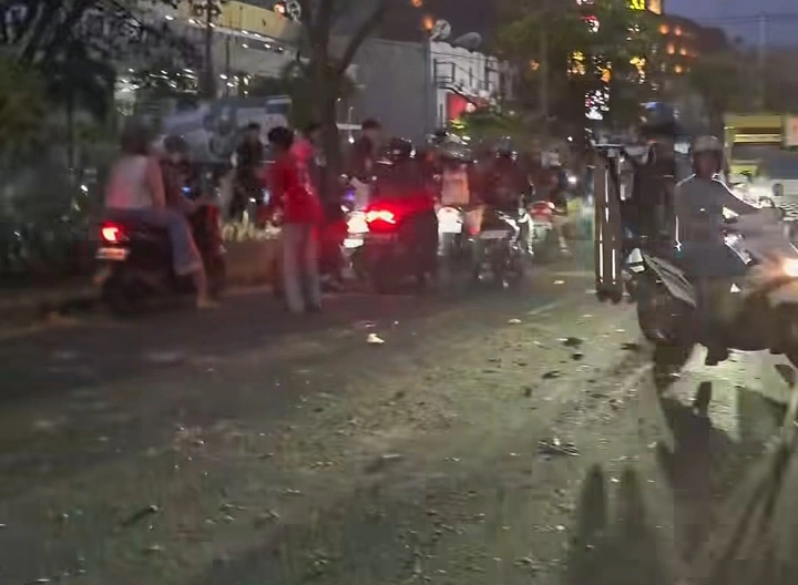 Pendemo menutup akses di Jalan Urip Makassar. dok/tangkapanlayar