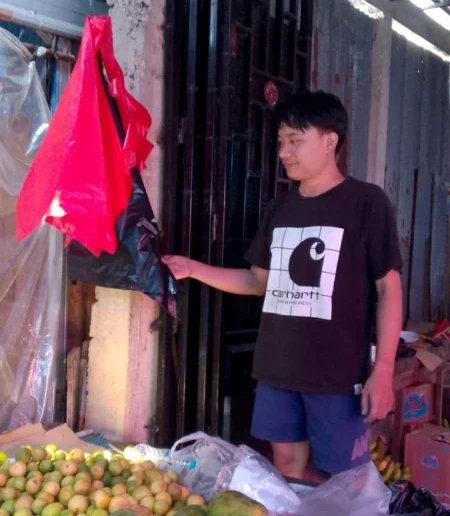 Sejumlah pedagang di Pasar Cidu, Makassar, mengeluhkan kenaikan harga kantong kresek plastik