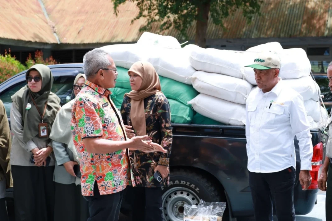 Sekretaris Daerah Bulukumba, Ali Saleng menerima bantuan bantuan 10 ton pagi unggul di Kantor Dinas Pertanian dan Ketahanan Pangan, Kamis (23:4:2026)