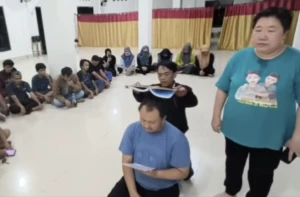 Suami Nona (istri sah) melakukan sumpah Al-Qur'an di Masjid di Bulukumba untuk melakukan perdamaian kasus perselingkuhannya dengan pegawai toko. 