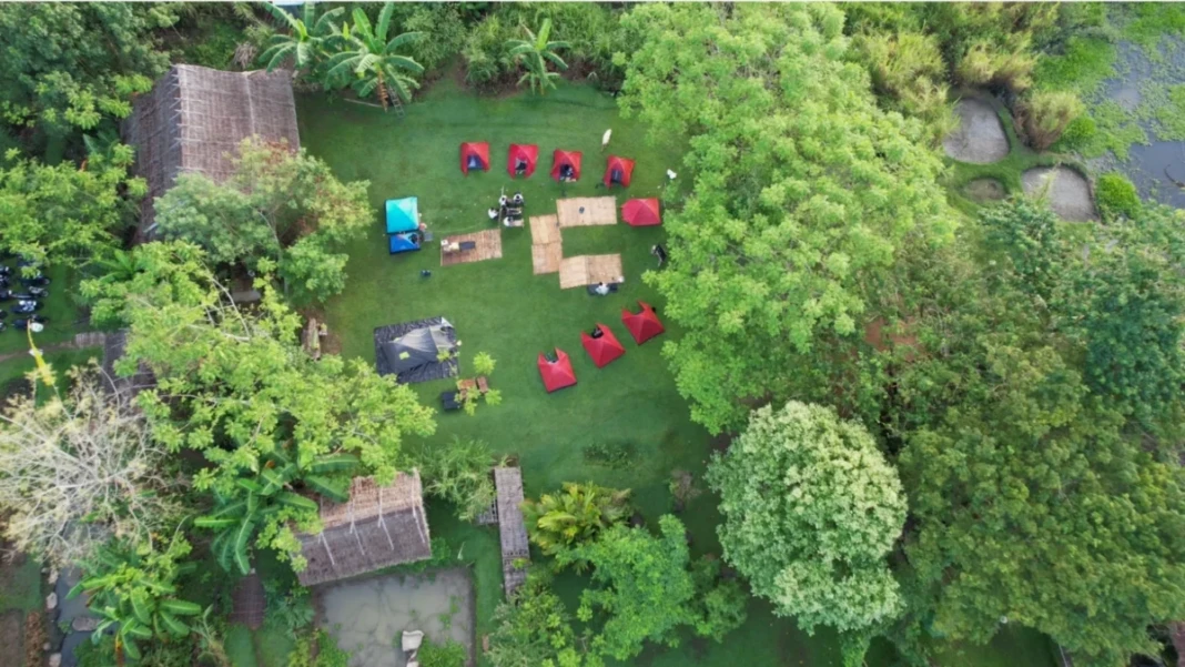 Suasana Berkemah di Denassa Bitanical Garden.