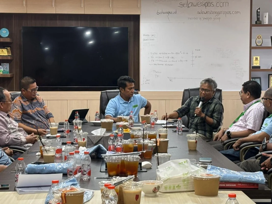 Suasana diskusi bedah buku di ruang redaksi SulawesiPos.com