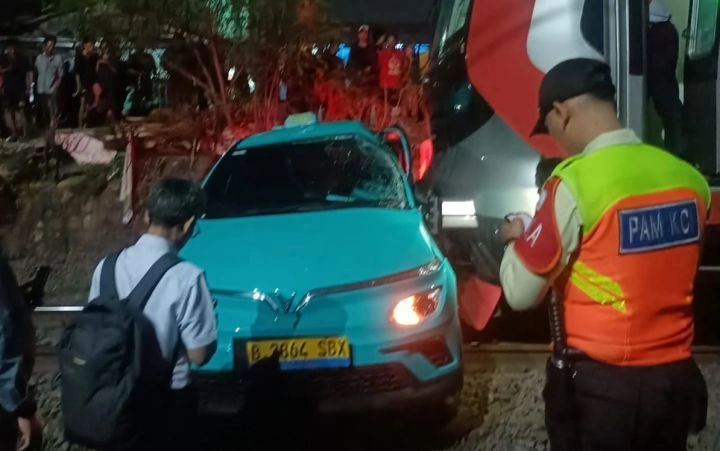 Taksi listrik yang tertabrak kereta di Bekasi