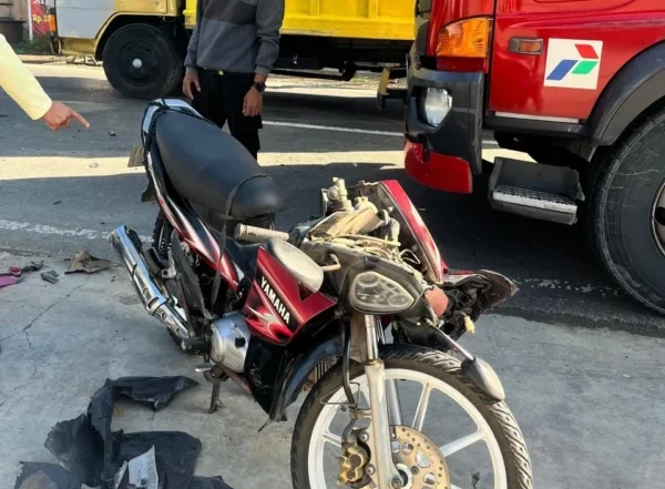 Tampak motor yang dikendarai korban saat nekat mengejar kapal hingga menabrak mobil tangki BBM