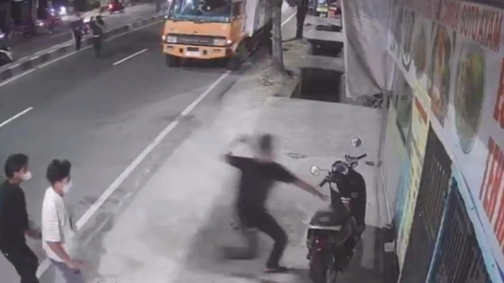 Tangkapan layar rekaman CCTV penyerangan geng motor di sebuah warung makan di jalan poros Maros
