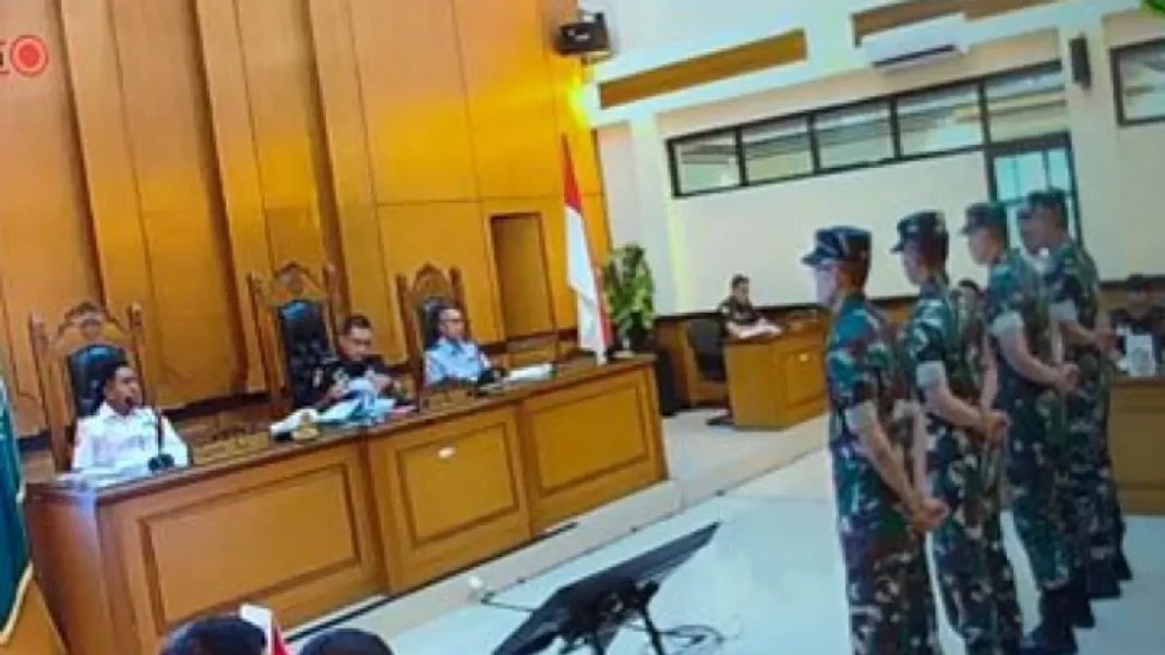 Terdakwa perkara penyiraman air keras terhadap Wakil Koordinator KontraS Andrie Yunus mendengarkan dakwaan yang dibacakan oleh oditur militer di Pengadilan Militer II-08 Jakarta