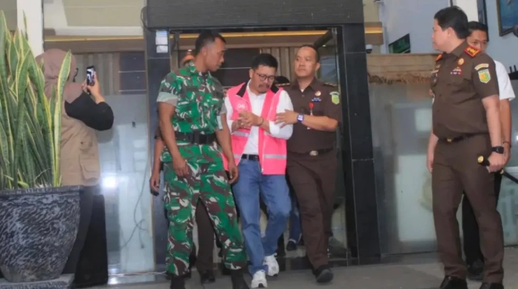 Tersangka kasus korupsi dana pokir DPRD Magetan digiring penyidik menuju mobil tahanan