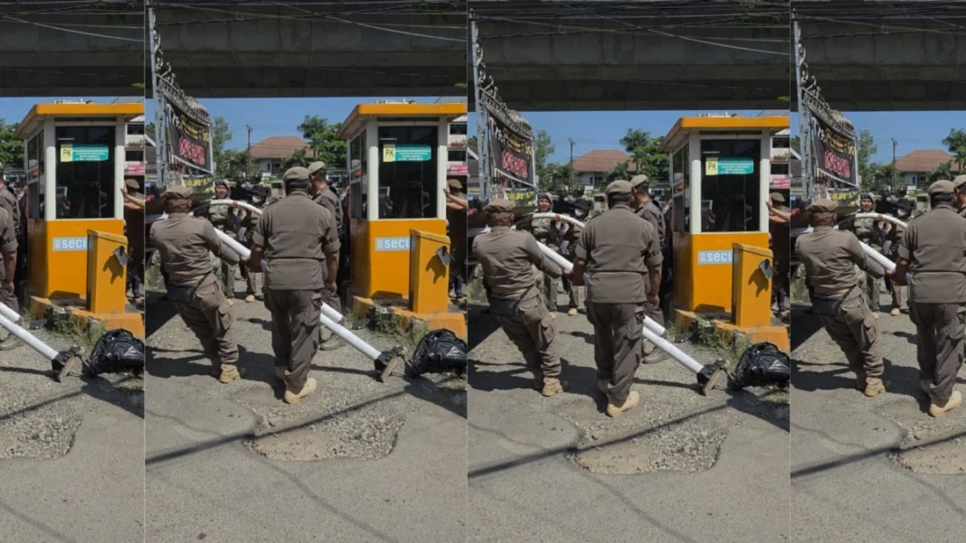 Tim terpadu Pemerintah Kota (Pemkot) Makassar bersama TNI-Polri dan Kejaksaan menertibkan portal parkiran di kawasan Kompleks Ramayana Jalan AP Pettarani, Jumat (174).