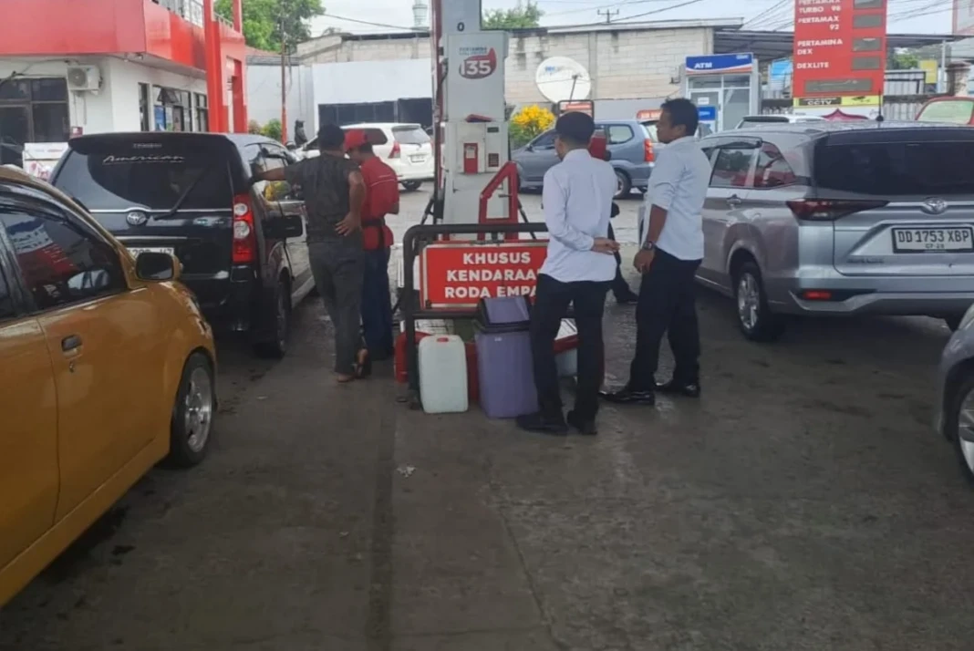 Unit ekonomi Satreskrim Polres Bone, turun melakukan pengawasan distribusi BBM di SPBU di Kabupaten Bone