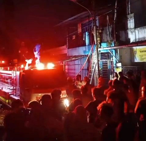 Kebakaran rumah kos di Panakkukang Makassar berhasil dipadamkan. dok/ekispos