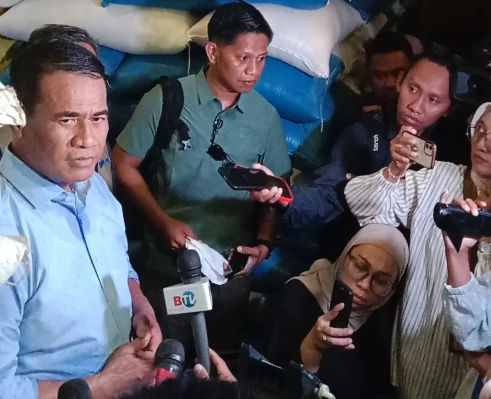 Menteri Pertanian RI, Andi Amran Sulaiman saat melakukan pengecekan langsung gudang Bulog di Makassar, Minggu (5/3/2026). dok/ekispos