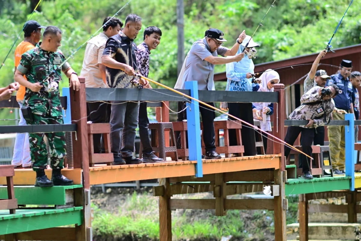 Wa Bupati Bone Andi Akmal Pasluddin menghadiri panen perdana ikan nila sekaligus peluncuran wisata memancing di Desa Cempaniga. 