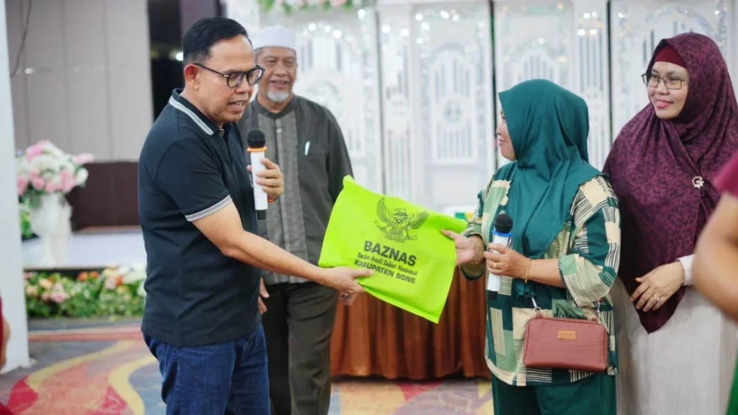 wabup Bone berikan bantuan ke petugas kebersihan