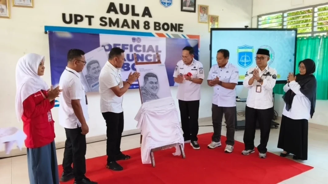 Wakil Bupati Bone, Andi Akmal Pasluddin, melakukan peletakan batu pertama pembangunan panggung kreasi, meluncurkan buku “Mengenang Jejak Ahmad Kamal”, dann meresmikan Studio Podcast SMAPAN TV di SMAN 8 Bone