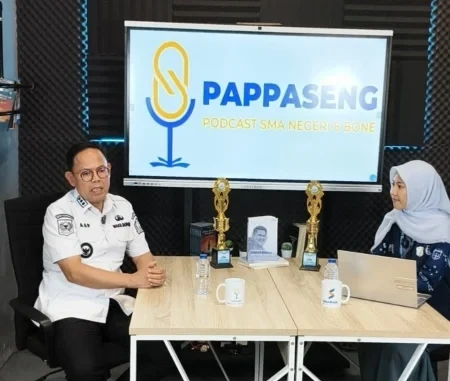 Wakil Bupati Bone, Andi Akmal Pasluddin, melakukan peletakan batu pertama pembangunan panggung kreasi, meluncurkan buku “Mengenang Jejak Ahmad Kamal”, dann meresmikan Studio Podcast SMAPAN TV di SMAN 8 Bone
