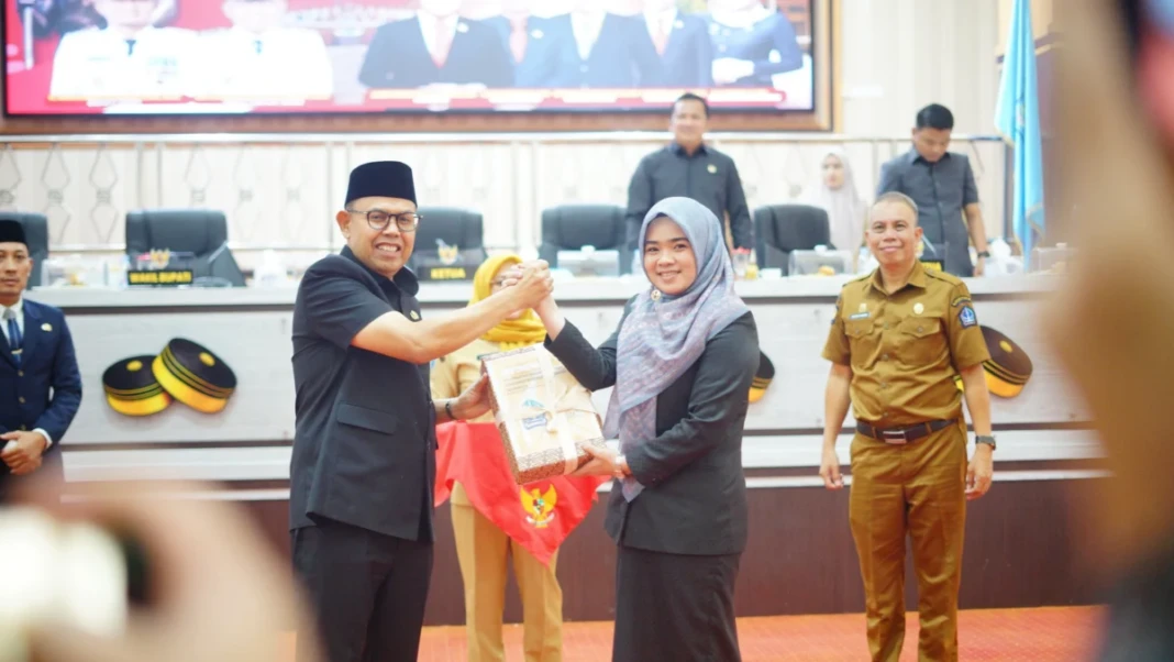 Wakil Bupati Bone Andi Akmal Pasluddin menghadiri Rapat Paripurna DPRD Kabupaten Bone dalam rangka penyampaian rekomendasi atas LKPJ