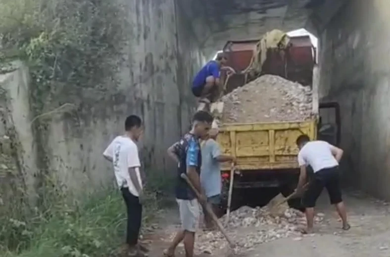 Warga bergotong royong memperbaiki jalanan berlubang