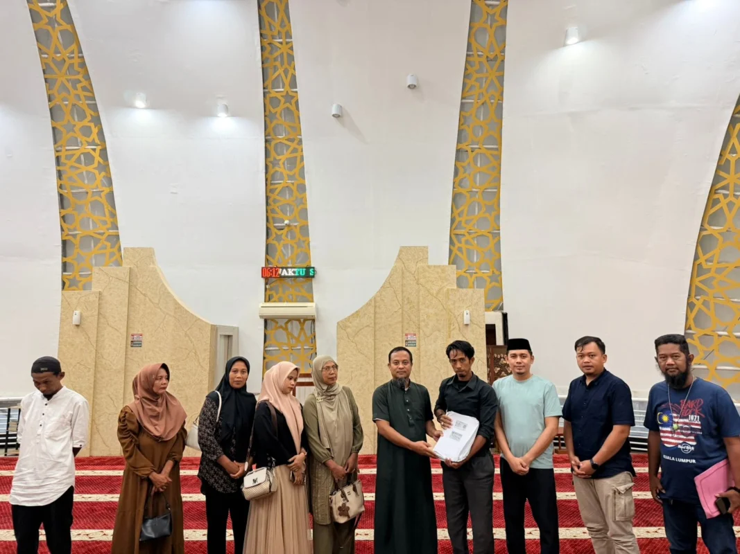 Warga menyerahkan alas hak lahan sisi timur untuk pengembangan Bandara Arung Palakka. Alas hak diterima langsung Gubernur Sulsel, H Andi Sudirman Sulaiman