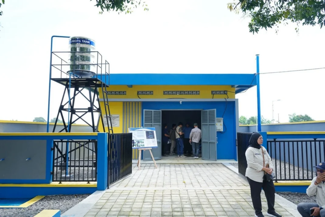 Kementerian Pertanian bersama Kementerian Pekerjaan Umum membangun sumur bor dalam melalui program Jaringan Irigasi Air Tanah (JIAT) di Desa Kedunguneng, Kecamatan Bangsal, Kabupaten Mojokerto untuk memperkuat infrastruktur air pertanian.
