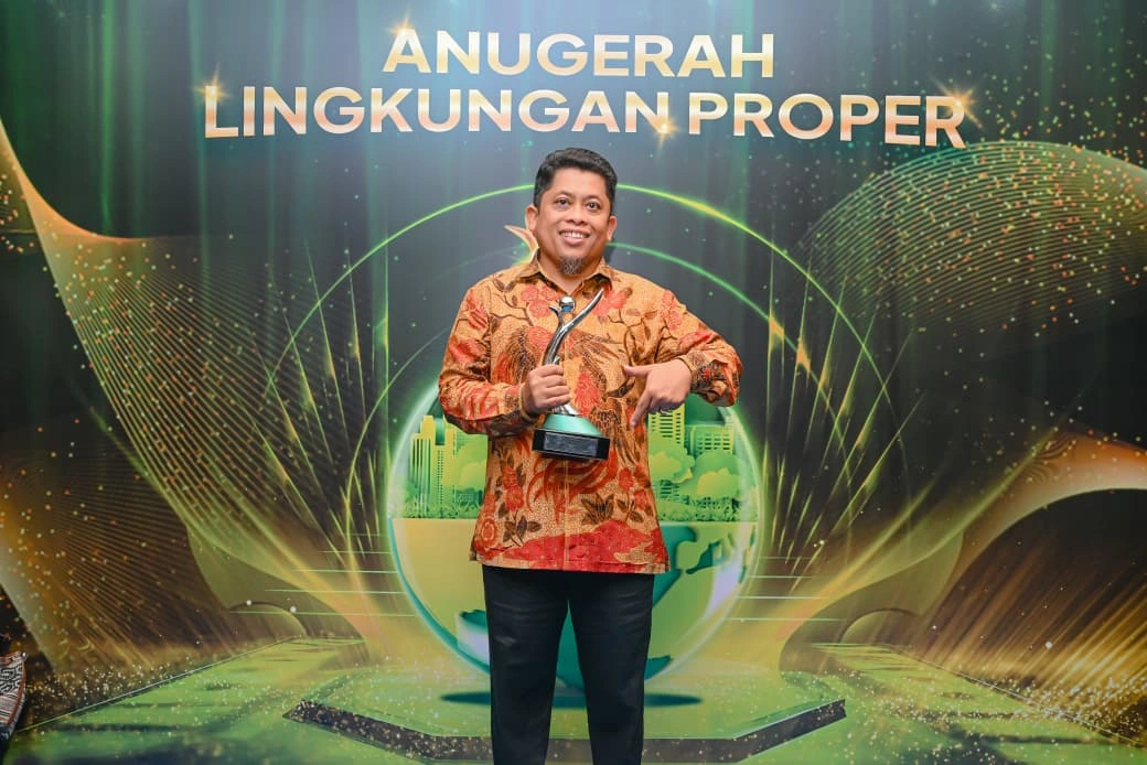 Direktur Utama PT Semen Tonasa, Anis, menerima langsung penghargaan tersebut dalam seremoni yang berlangsung di Sasono Langen Budoyo, Selasa (7/3).