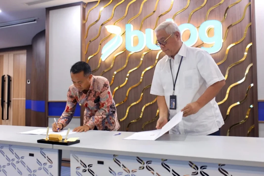 Penandatanganan dokumen hibah tersebut dilakukan langsung oleh Bupati Bone, Andi Asman Sulaiman, bersama Direktur SDM dan Transformasi BULOG, Sudarsono Hardjosoekarto, di Ruang Rapat Rojolele, Gedung BULOG, Jakarta Selatan, Jumat (10/4/2026)