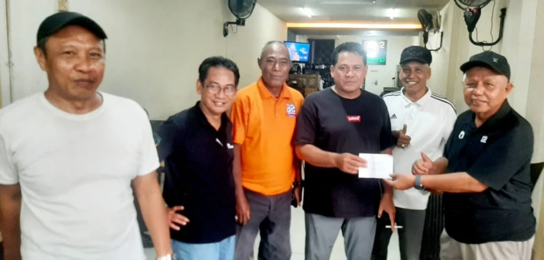 Penyerahan hadiah kepada pemenang Turnamen Domino Perorangan yang diinisiasi oleh Ikatan Alumni (IKA) SMANSA Makassar Angkatan 82.