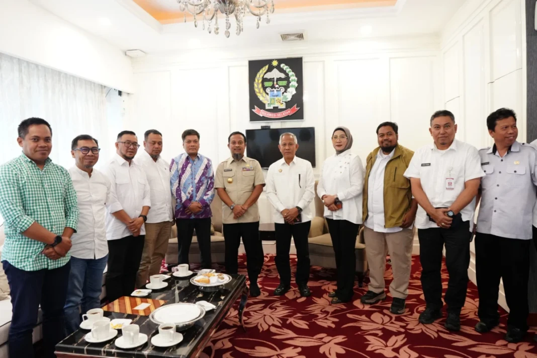 Gubernur Sulsel, Andi Sudirman Sulaiman menerima panitia Mubes IKA Unhas di kantor Gubernur Sulsel, Rabu (29/4/2026).