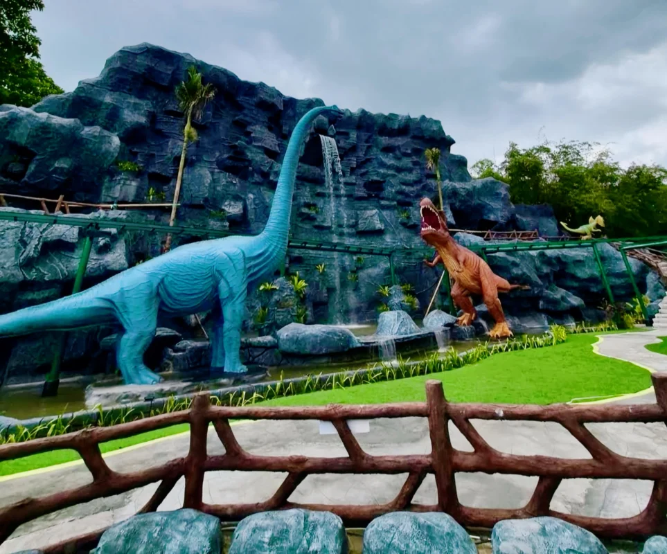 Wisata main air di Saung Rindu Alam Gowa dengan tema dinosaurus