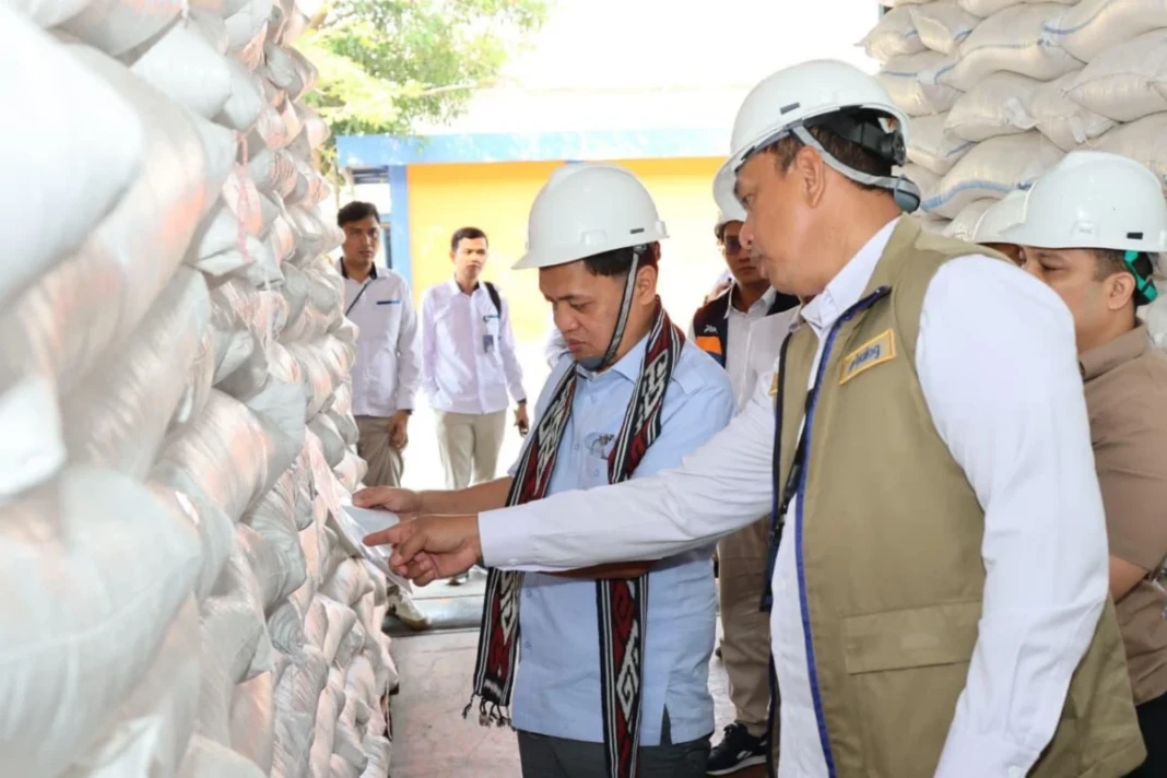 Ketua Komisi III DPR RI, Habiburokhman bersama Direktur Utama BULOG, Ahmad Rizal Ramdhani, melakukan kunjungan kerja ke Perum BULOG wilayah DKI Jakarta dan Banten pada Selasa, 5 Mei 2026.
