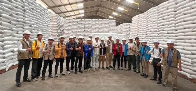 Direktur Utama Ahmad Rizal Ramdhani bersama BEM SI di gudang penyimpanan wilayah Kelapa Gading dan Sunter, Jakarta Utara, Rabu (6/5/2026