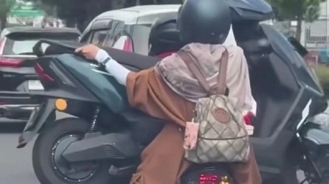 Aksi dua emak-emak di Kota Makassar terekam kamera mengangkut motor pakai motor.