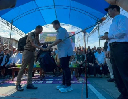 Andi Amar Ma’ruf Sulaiman bersama Menteri Pertanian Andi Amran Sulaiman menyalurkan bantuan Rp9,5 miliar bagi warga terdampak banjir di Kelurahan Panyula, Bone