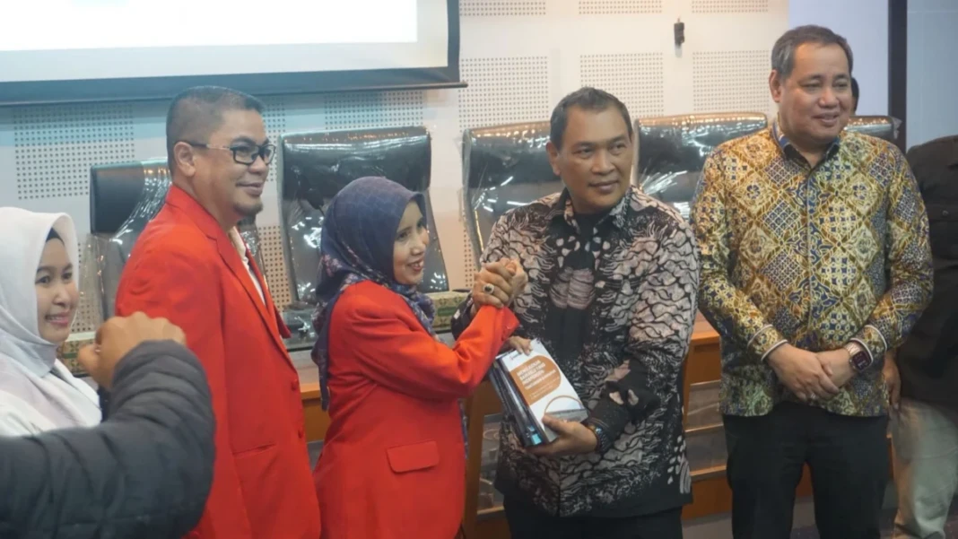 Bawaslu Republik Indonesia bersama Universitas Hasanuddin menggelar kuliah umum tentang literasi demokrasi dan partisipasi politik mahasiswa, menghadirkan