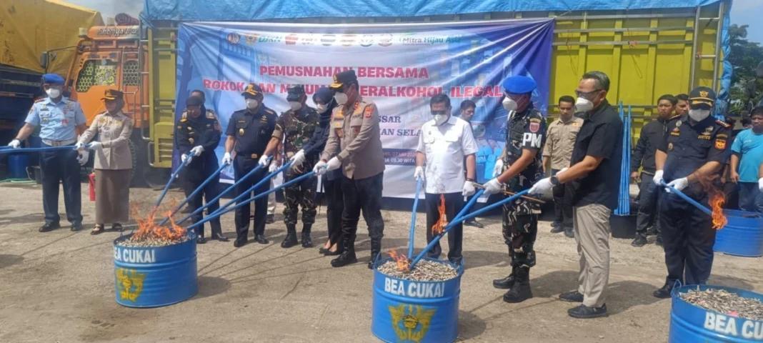Bea Cukai Sulbagsel mencatat penerimaan negara Rp294,11 miliar hingga April 2026. Sebanyak 43,4 juta batang rokok ilegal dan ribuan liter miras turut diamankan