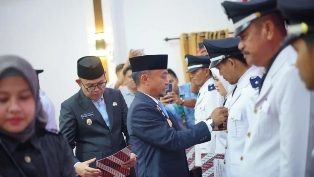 Bupati Bone Andi Asman Sulaiman melantik 18 Kepala Desa PAW di Bone, Senin (25:5:2026)