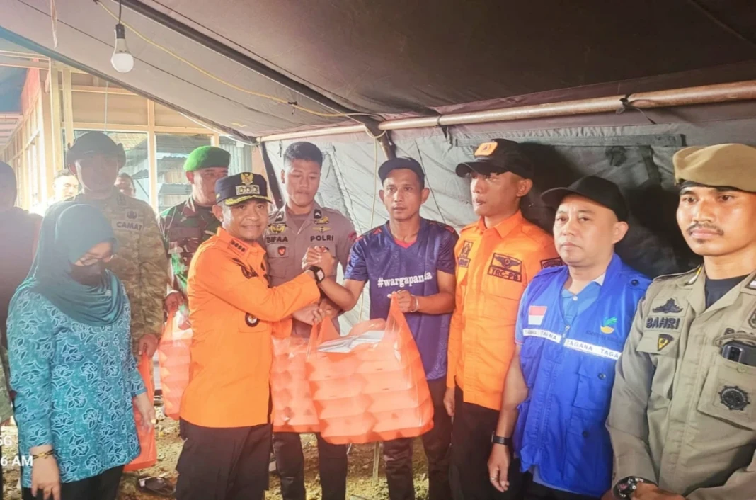 Bupati Bone Andi Asman Sulaiman membantu warga terdampak banjir dengan menyalurkan dos makanan siap saji
