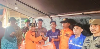 Bupati Bone Andi Asman Sulaiman membantu warga terdampak banjir dengan menyalurkan dos makanan siap saji
