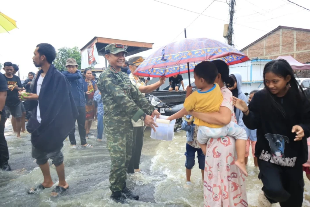 Bupati Bone Andi Asman Sulaiman turun langsung meninjau banjir di Watampone, Jumat (8:5:2026)